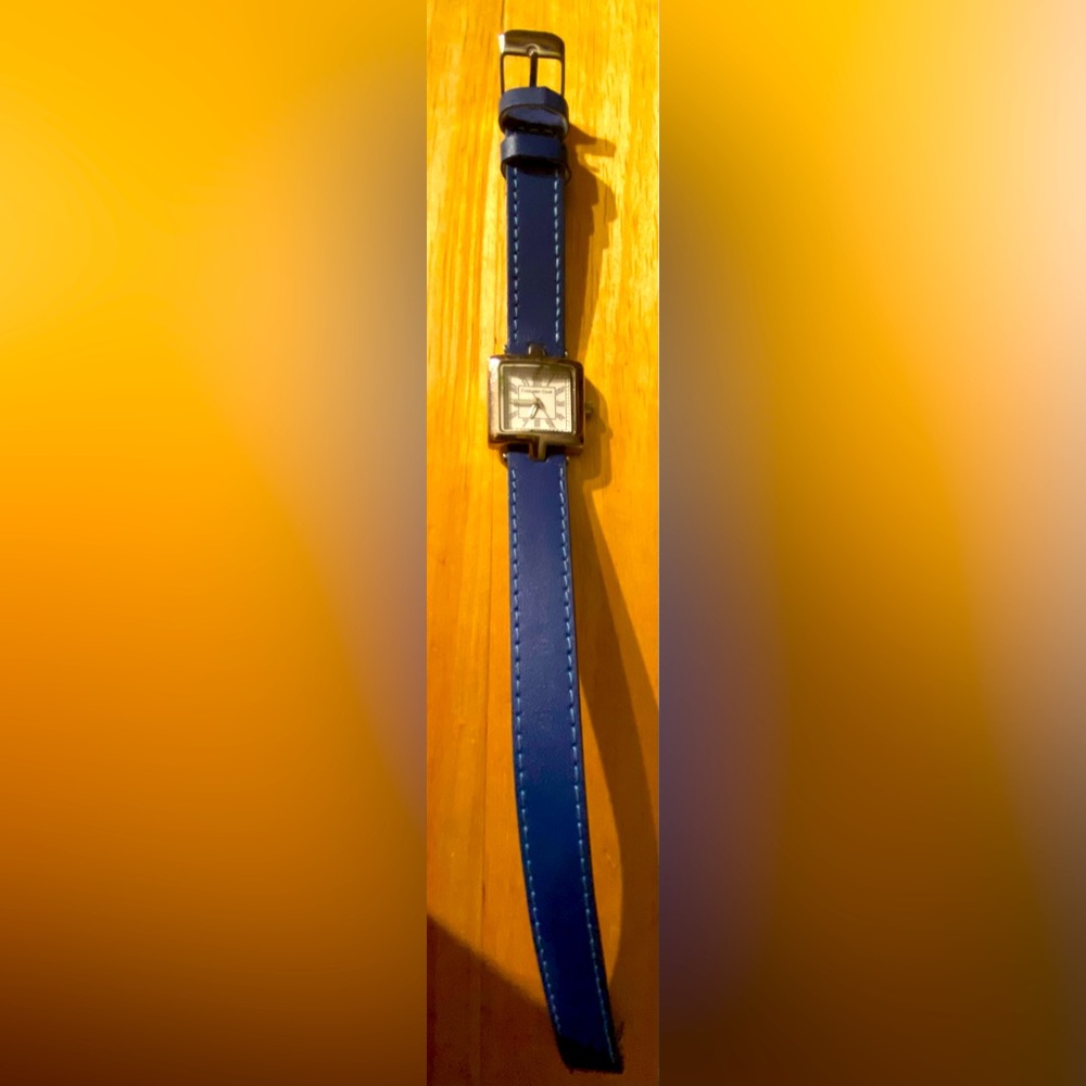 Cold water Creek ladies wrist watch. Genuine leather band.
